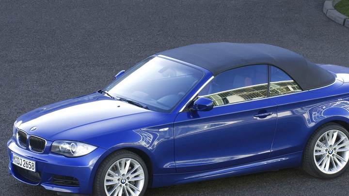 Side Pose Of 2007 BMW 1 Series E82 135i Convertible In Blue